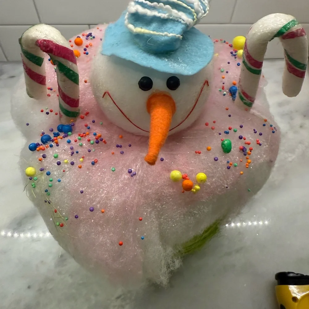 Adorable Cupcake Snowman Christmas Decor – Whimsical Holiday Display
